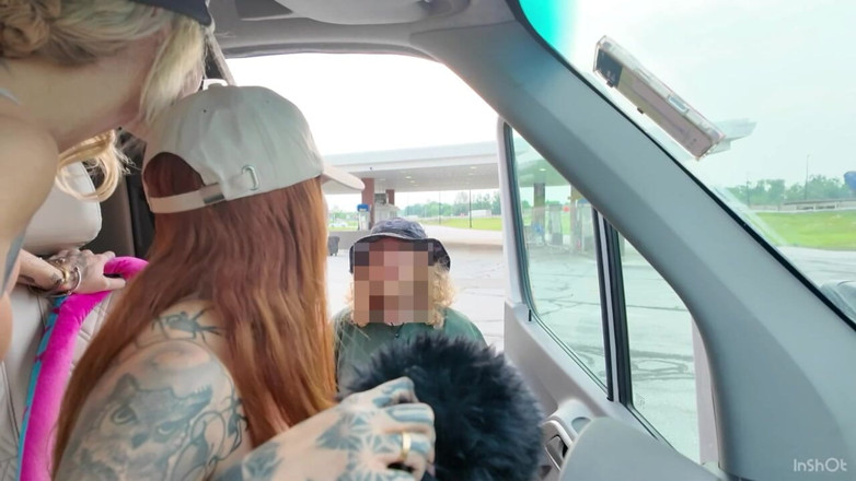 Danae Mari: Lacey ve Danae otobüste rastgele adamı boşaltıyor