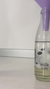 Ik plas in een fles via een trechter