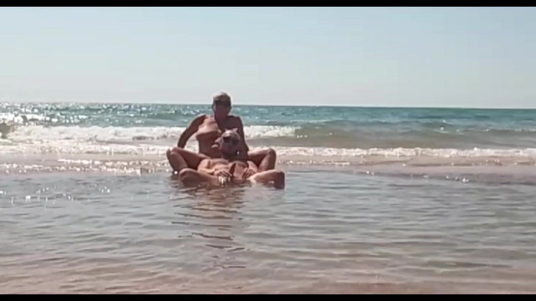 Crazyfamily 1970: Nuoto nudo