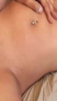 Tetona rubia milf consigue tetas chupadas y coño tocado duro
