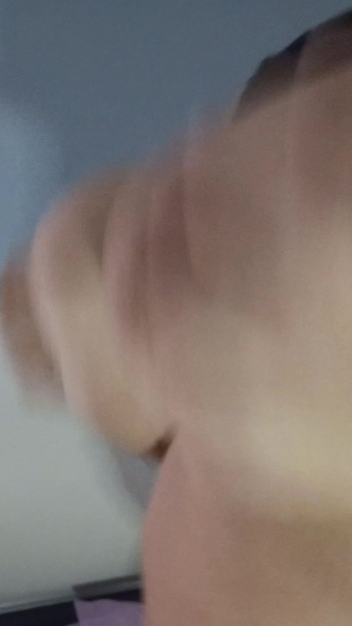 Fabimilf: 내 가슴을 잡고 내 뚱뚱한 엉덩이를 흔들어 의붓여친을 유혹했고, 그가 나를 따먹기를 원했어.