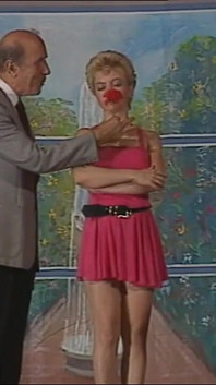Scene vintage cu femei frumoase cu pizdă păroasă țâțe mari sunt futute de bărbați tineri și maturi Film complet în HD