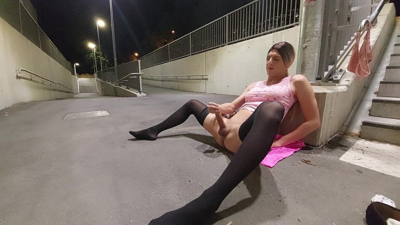 sweetfeet29: Pada waktu malam ditahan dan orgasme