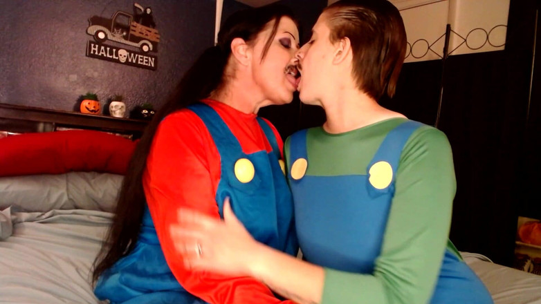 Abby Anna: Lesben küssen halloween cosplay