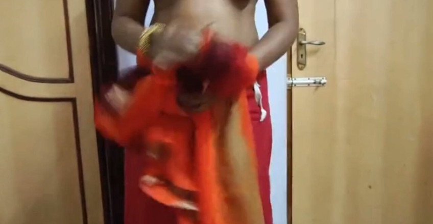 Kavitha_Vintho_: Makcik Tamil India Pergi Ke Kuil, Kemudian Bercakap Dengan Suami...