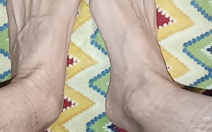 Douglas Barrywood: Manucure sur mes pieds de sorcière coquins