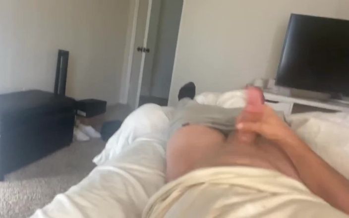 Kila Cam: कॉलेज बॉय अपने बड़े गोरे लंड का व्यायाम कर रहा है