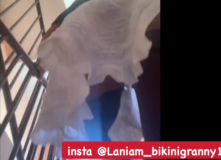 TaniaMilf: Nenek fetish string thong bawah rok