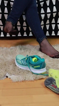 Zielone buty do biegania i prawdziwe nylony - gra w buty i dokuczanie w skarpetkach