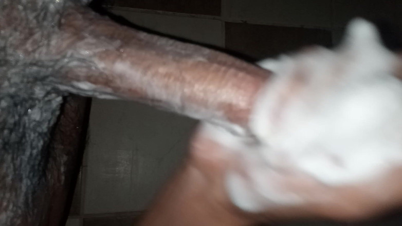 Cute boy jerks off: Un garçon pompeur à seins2 prend son temps sous la douche...