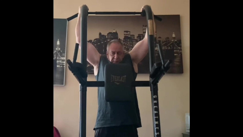 Alex Igogo: वर्किंग आउट और हस्तमैथुन