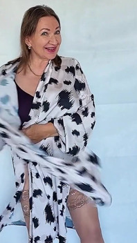 Gilf met enorme natuurlijke borsten plaagt door sexy dans