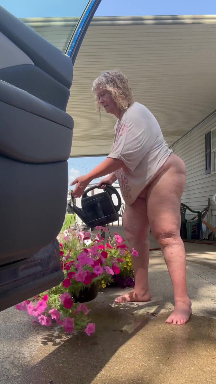 Big Ass 4 U: Waterige bloemen tonen tieten en kont