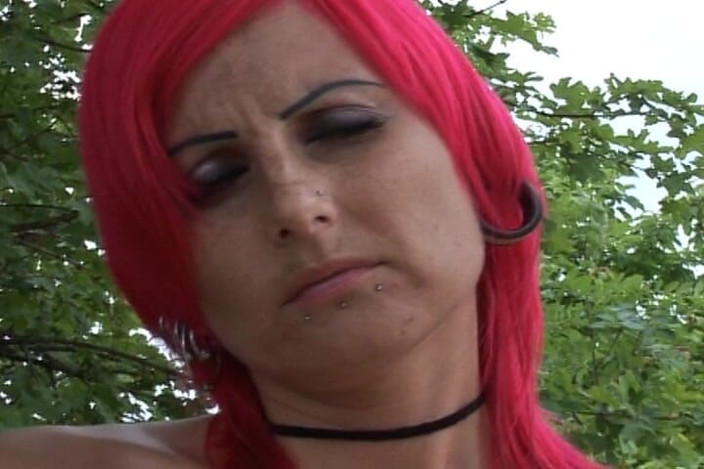 Enjoy German porn: Je to amatérská děvka z Německa, která ráda masturbuje v...