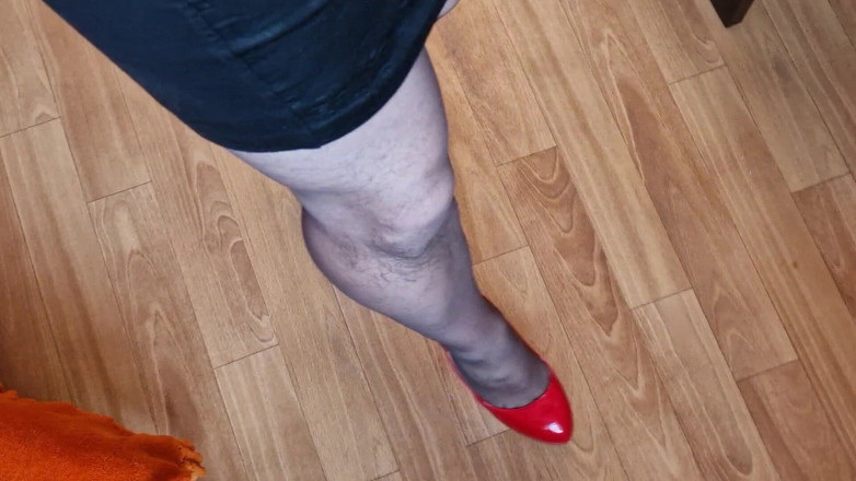 Milosbroz: Đi bộ trong giày cao gót màu đỏ