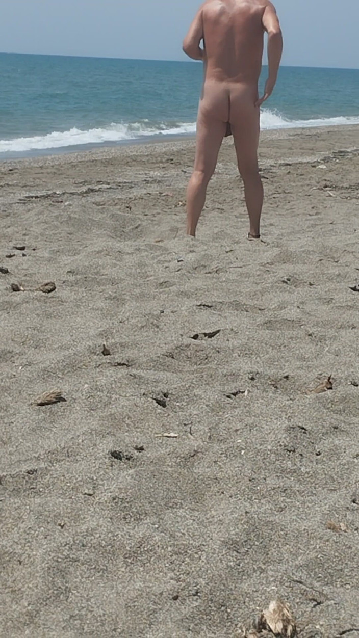 Morbosete000: Am Strand nackt genießend