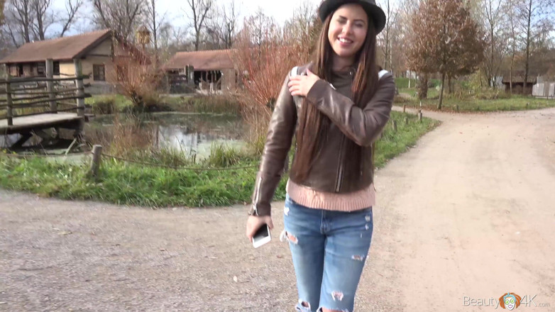 Teen Mega World: Koppel schiet wederzijds orgasme op camera