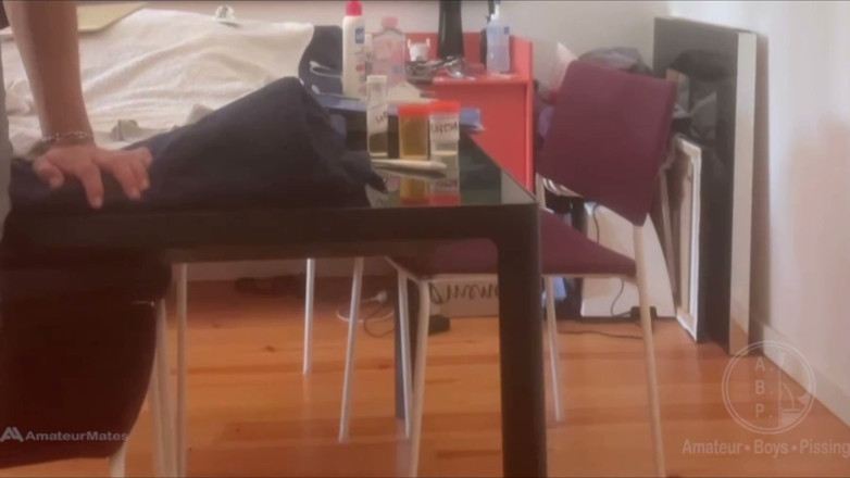 AmateurBoysPissing: Examen Médical Du Beau-fils Devant Son Beau-père - Partie 2: Les Échantillons D’urine