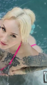 Kitty Quinn पिछवाड़े में बड़े काले लंड को चोदती है