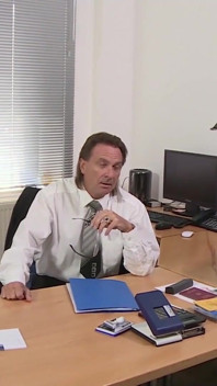 Blondes mädchen im büro gefickt
