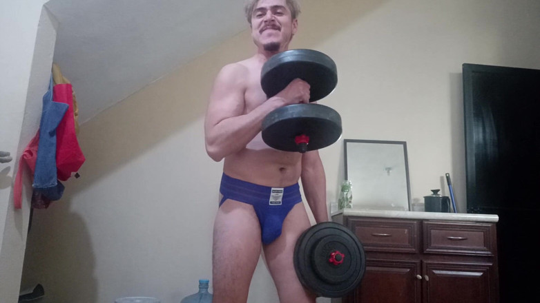 Tabasco Jake: Hübscher weißer latino trainiert im jockstrap