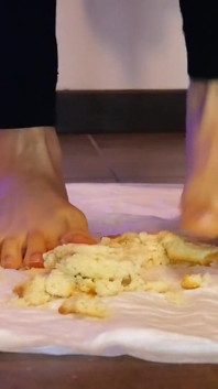 Zerquetschende Snacks mit nackten Füßen Asmr