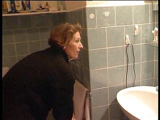 Lucky Cooch: 浴室で放尿する女性