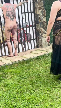 Un esclave meurtrie se fait fouetter par deux sadiques dehors