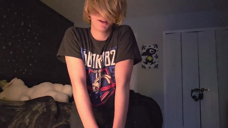 Kinkytwinkpamps: Blonde Twink mengecutkan awak menjilat &amp; mencium awak