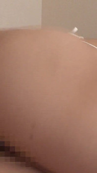 Mihiro-chan fa una deglutizione della gola con un feticismo del sedere coperto di natiche