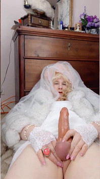 Transbride bermain dengan zakar dalam bulu lembut