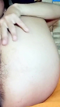 Bardzo podekscytowana MILF cieszy się swoją ogromną owłosioną cipką aż do intensywnego orgazmu
