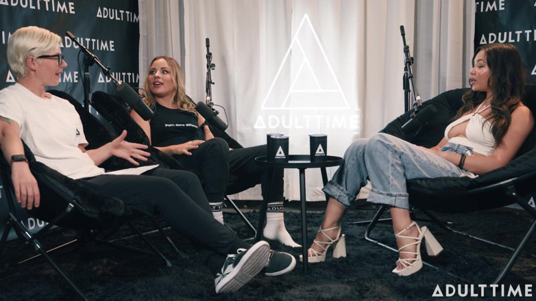 Adult Time Podcast: Scarlett Alexis e Anna Claire Clouds pen *s Fingers &amp;mile high club |...