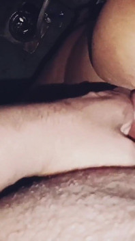 Une bhabhi indienne desi montre de la pisse et squirte