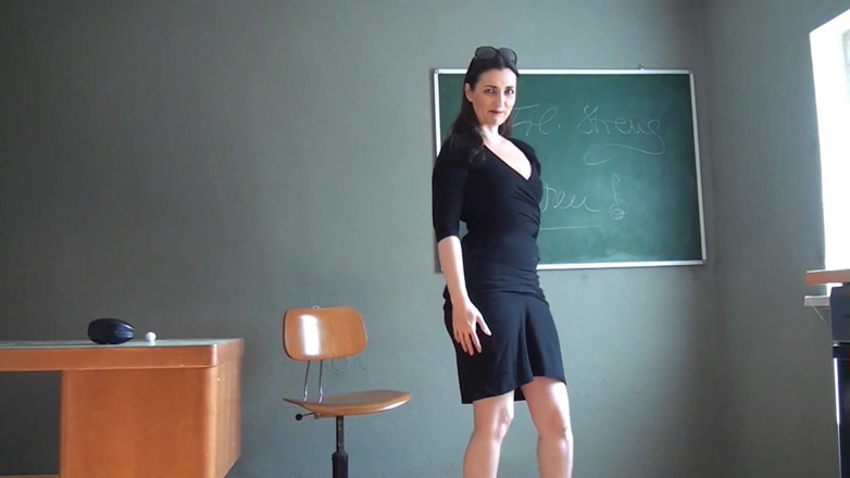 Mary Amputee Pretender: Real Estate Professional Who Appears to Be an Arm Amputee