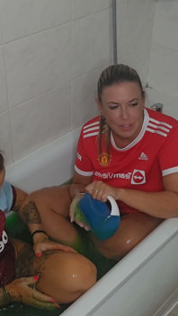Maisie Lewis et sa coquine V prennent un bain gunge