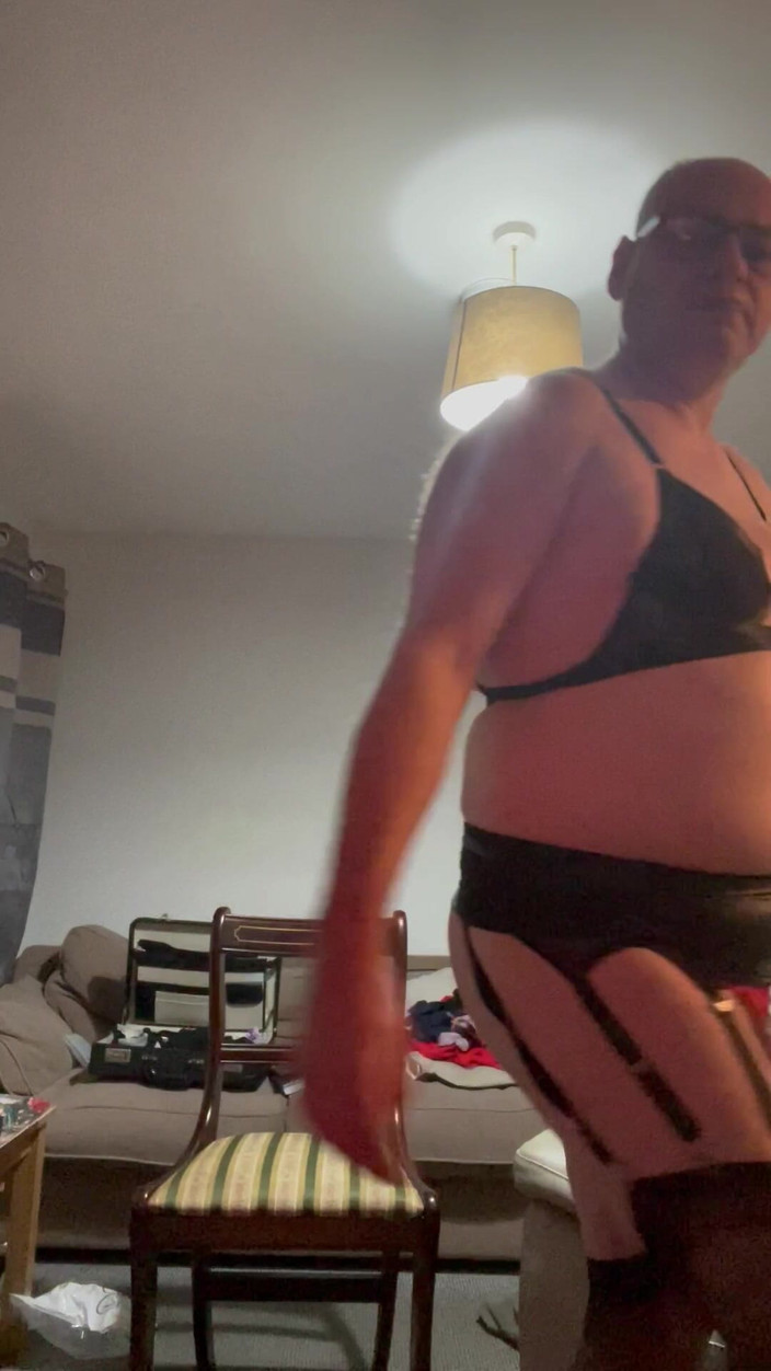 Ancient456: Schmutziger schwuler transvestten liebt es mit schwarzem bh an