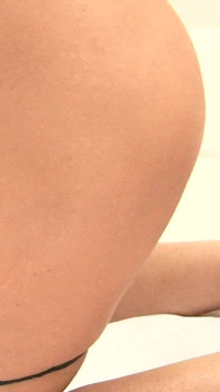 Młoda Sunburnt Floozie Lacey zdejmuje swoją czarną bieliznę i pociera swoją cipkę Didlo