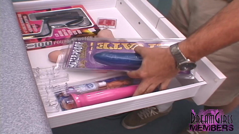 Dream Girls: Amber раздевается обнаженной и делится своей фриковатой стороной