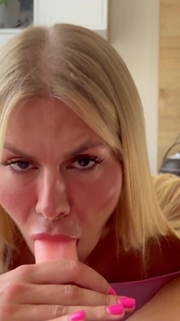 Ci scopiamo a vicenda con uno strapon! Sesso lesbico con dildo