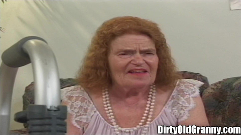 Dirty Old Granny: Memek jelek nenek rambut merah yang lagi sange dientot sama...