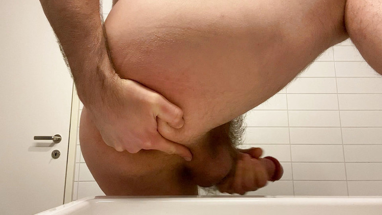 Beardedcummer: 毛茸茸的熊按摩普罗斯塔塔，射精和吃牛奶