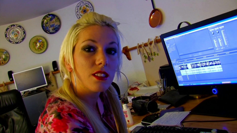 German amateur - 100% German hardcore videos: Blonďatá děvka v modrém kostýmu šuká do kundičky