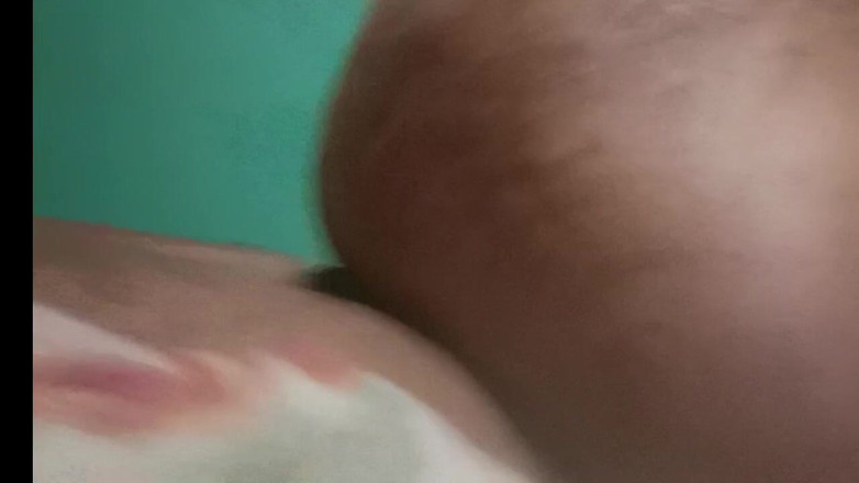 BigassMILF40: 大屁股黑发女郎独自在家时骑乘她不忠邻居的鸡巴