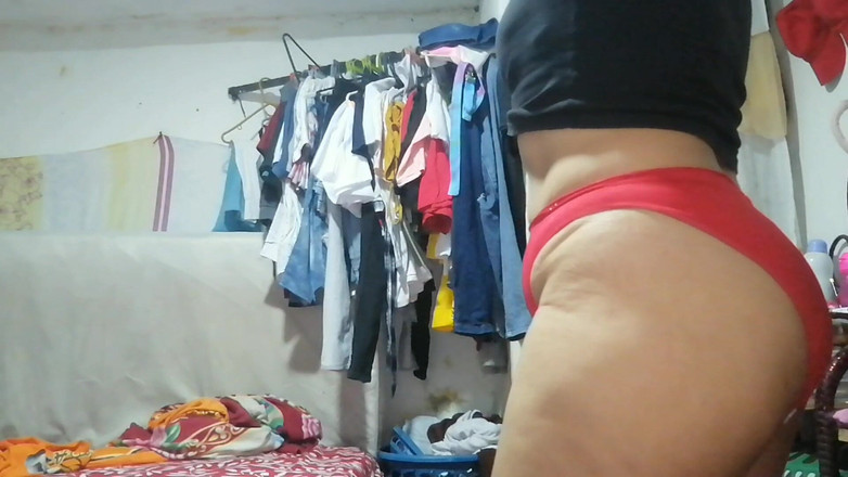 Sexysweet0455: Goyangan seksi untuk ayah tiriku supaya dia berani ngentot kontolku...