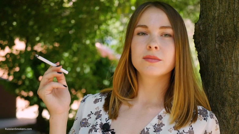 Russian Smokers: Evgeniya raucht stark 120mm zigarette
