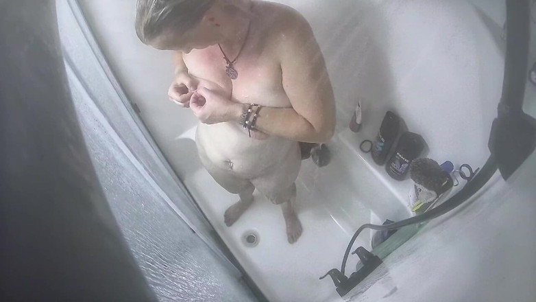 KittieNoOne: Kittie duscht