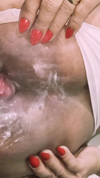 La miLF arrapata si è fatta sodomizzare il culo e squarciato, lasciandola con una incredibile apertura anale.