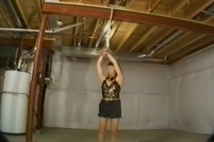 Club of Bondaged Babes: 彼女はドミナマスターに縛られ、スパンキングされました