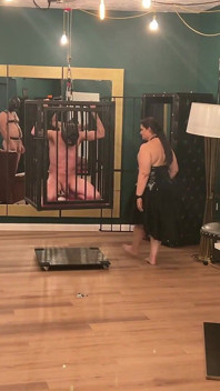 Dommes'in zonklayan oyuncaklarıyla genişleyen anal itaatkarlar